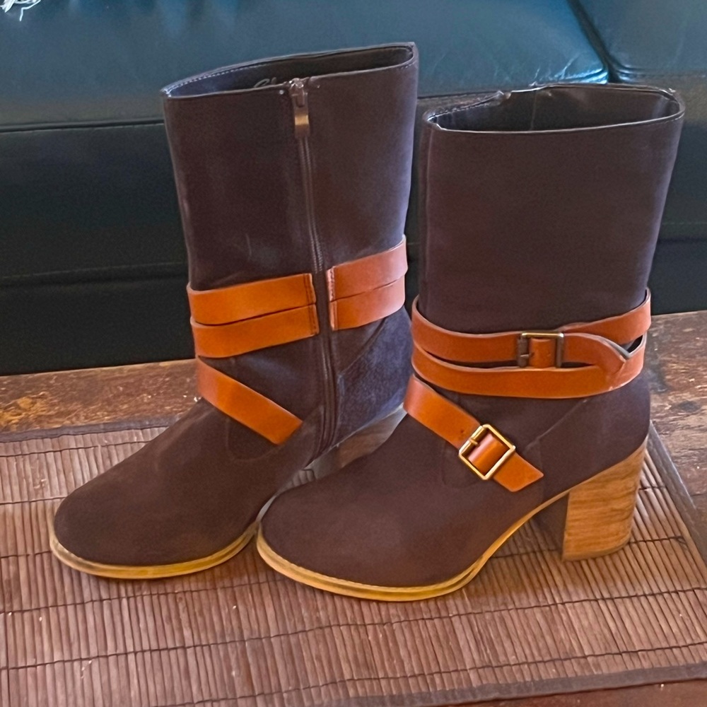 SOLD Brown suede boots